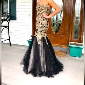 FULL LENGTH STRAPLESS OPEN BACK FORMAL DRESS